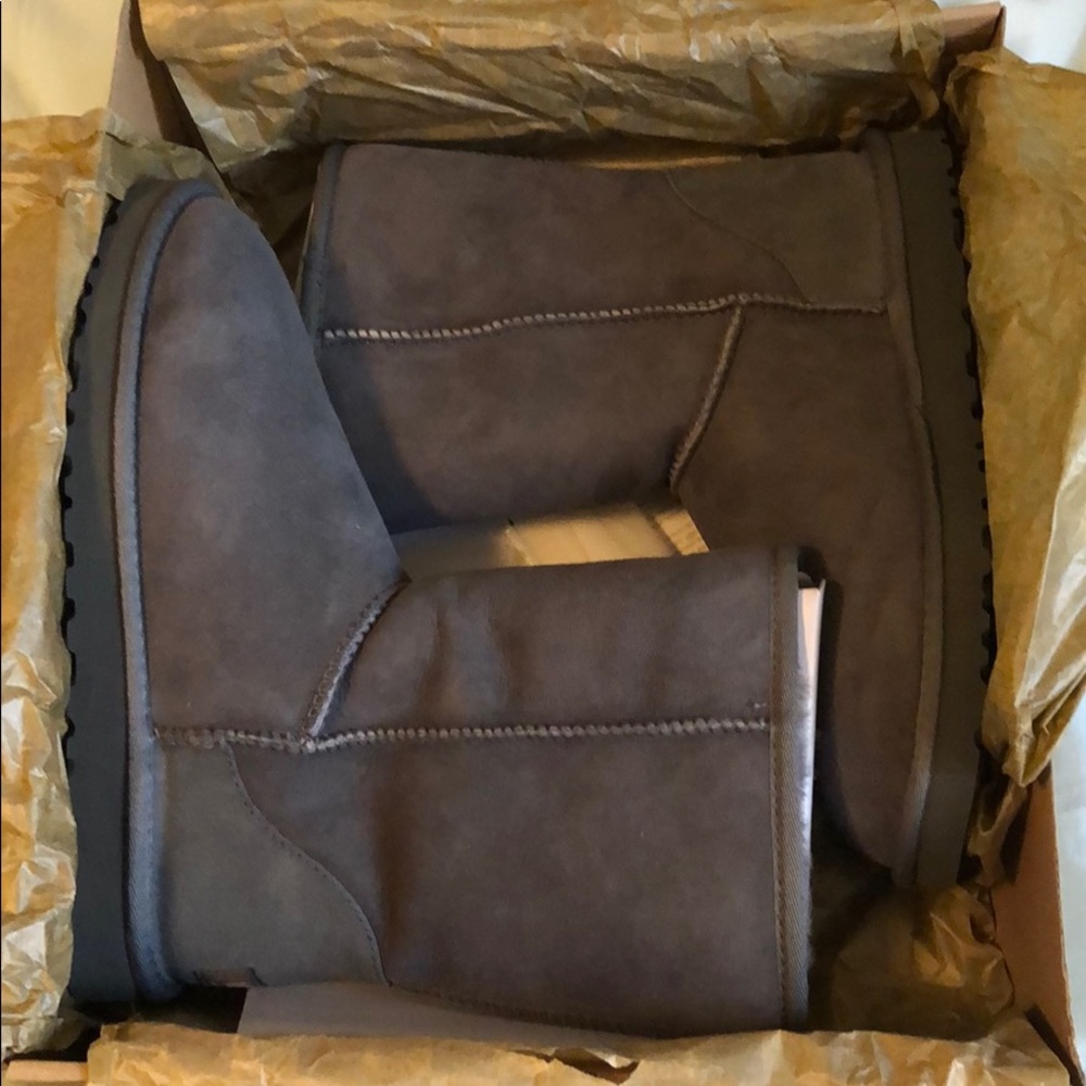 NEW!! Classic Short Uggs Grey size 9